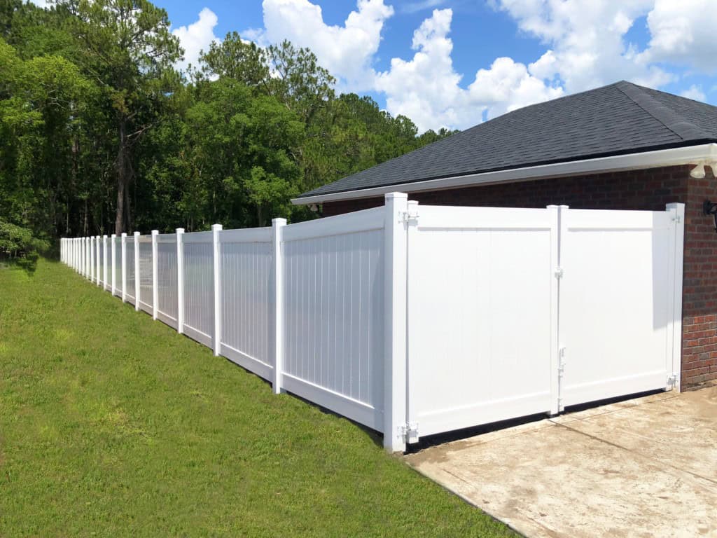 Vinyl fence on side of house