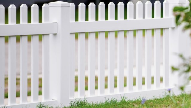 Does a Hilton Fence Company Handle Construction and Installation?
