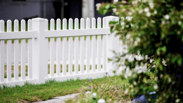 vinyl picket fence