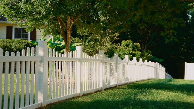 scalloped vinyl fence