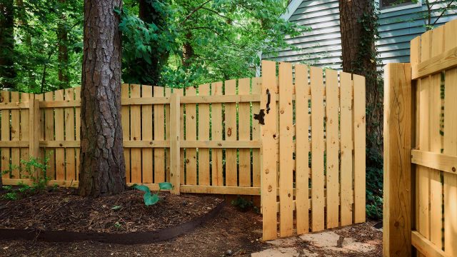 scalloped wooden fence installers