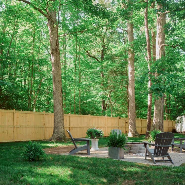 https://www.superiorfenceandrail.com/wp-content/uploads/2024/11/wooden-fence-ideas-for-your-charlotte-home-750-x-750-px.jpg