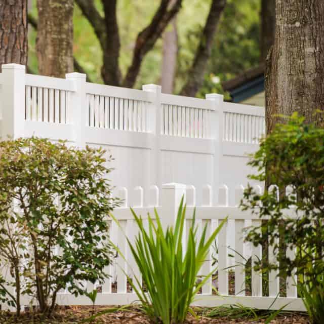 vinyl fence with topper