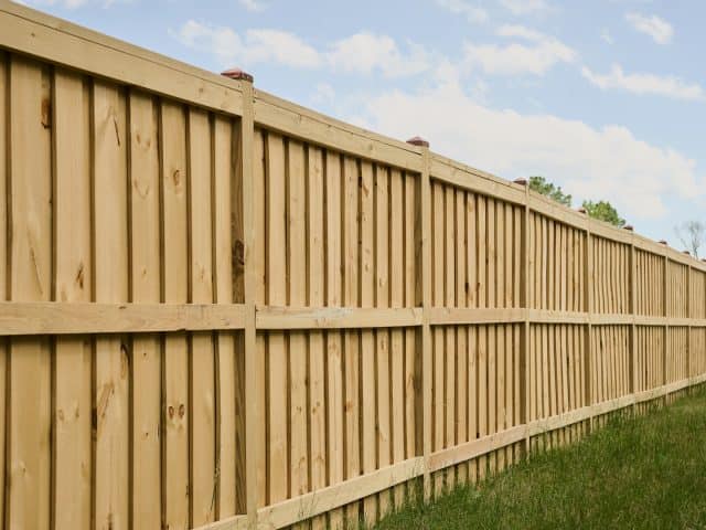 How Long Does a Wood Fence Last in Palm Beach?