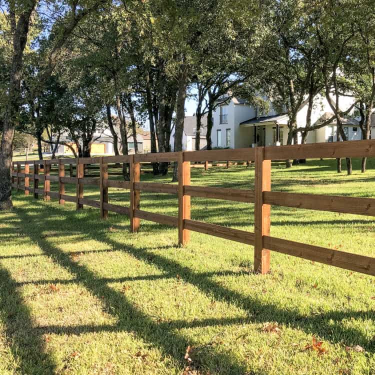 https://www.superiorfenceandrail.com/wp-content/uploads/2025/01/farm-fence-rustic-split-rail-wood-fence.jpg