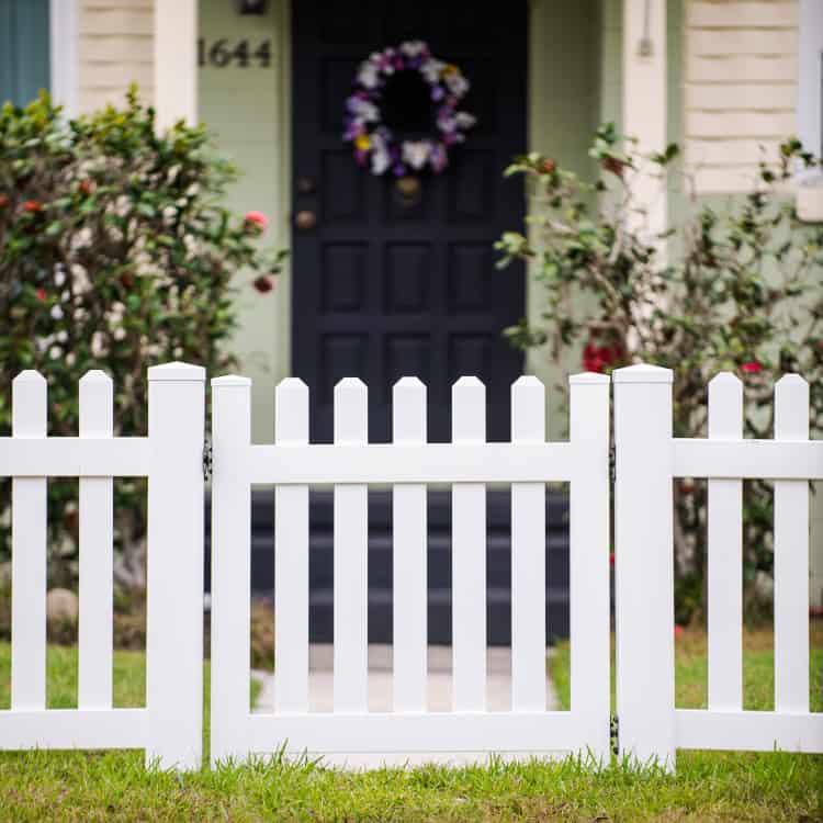 https://www.superiorfenceandrail.com/wp-content/uploads/2025/02/front-yard-fence-Houston-vinyl.jpg