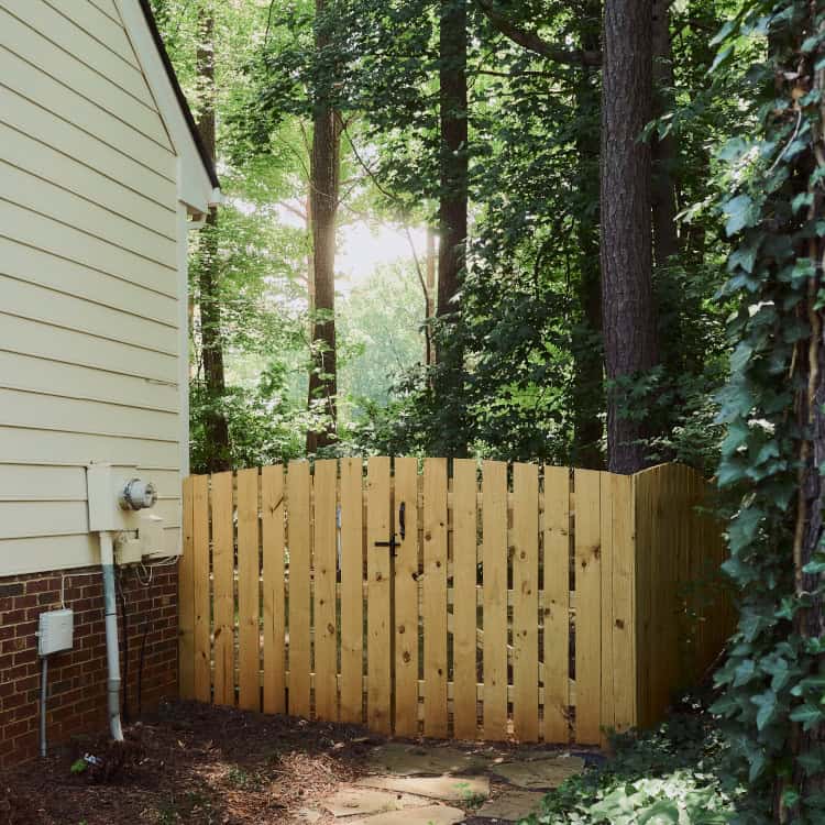 https://www.superiorfenceandrail.com/wp-content/uploads/2025/03/fence-companies-in-Rhode-Island-wood-fence.jpg